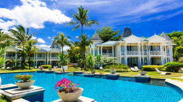 luxus_lakas_nyaralo_medence_shutterstock-20190808